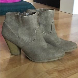cathy jean block heeled ankle bookies tan